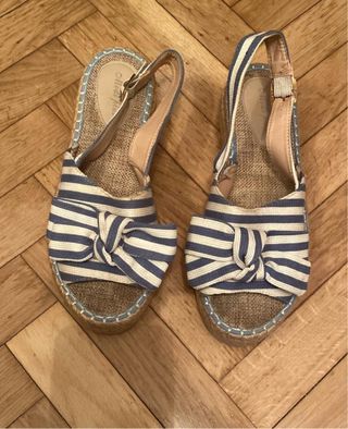 Sandalias cuña rayas beige y azul