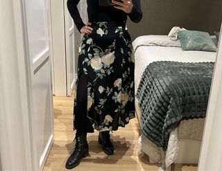 Falda Naf Naf floral negra talla 38