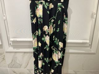 Falda Naf Naf floral negra talla 38