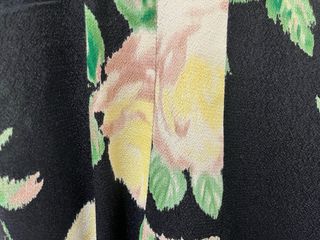 Falda Naf Naf floral negra talla 38