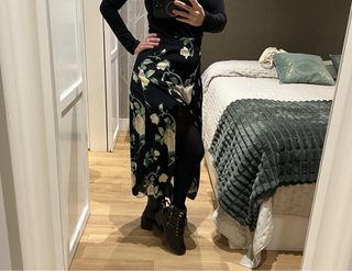 Falda Naf Naf floral negra talla 38