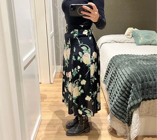 Falda Naf Naf floral negra talla 38