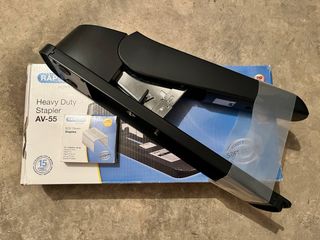 Grapadora Heavy Duty para hasta 210 hojas y grapas