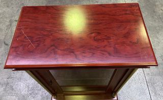 Mueble vitrina madera y cristal