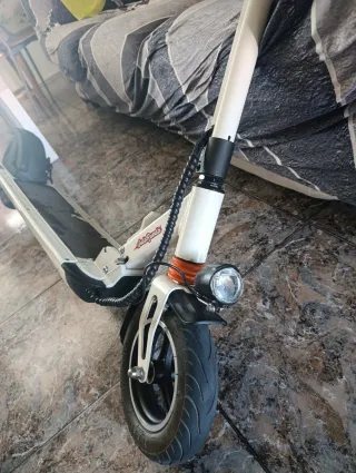 Patinete eléctrico blanco