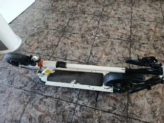 Patinete eléctrico blanco