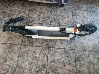 Patinete eléctrico blanco