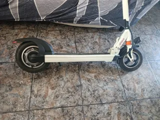 Patinete eléctrico blanco