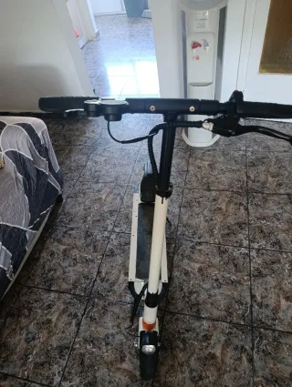 Patinete eléctrico blanco