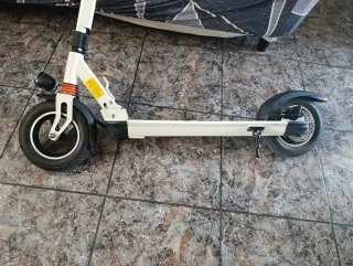 Patinete eléctrico blanco