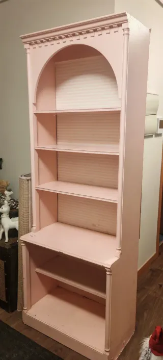 Estantería alta rosa de madera