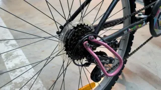 Bicicleta niña Btwin negra dibujos colores