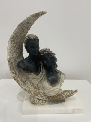 Figura pareja en luna decorativa