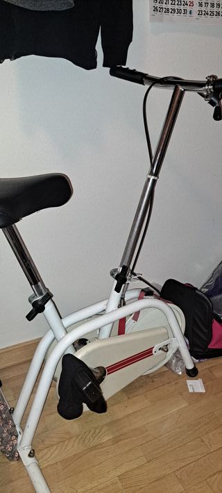 Bicicleta estática blanca