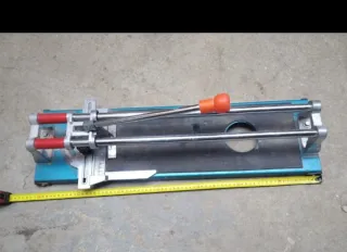 Tagliapiastrelle tipo Rubì. Taglio piastrelle max 48 cm.