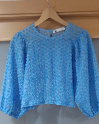 Blusa Zara azul con textura floral.