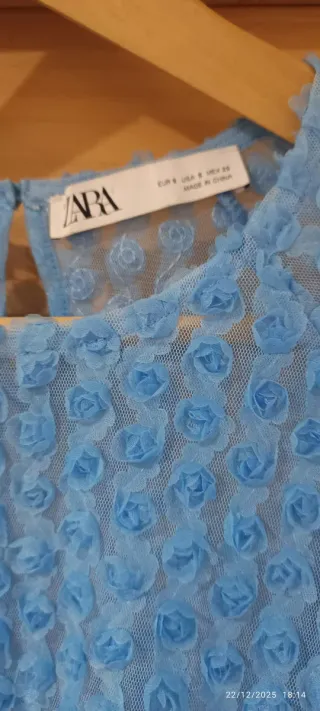 Blusa Zara azul con textura floral.