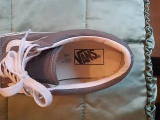 Zapatillas Vans grises y blancas