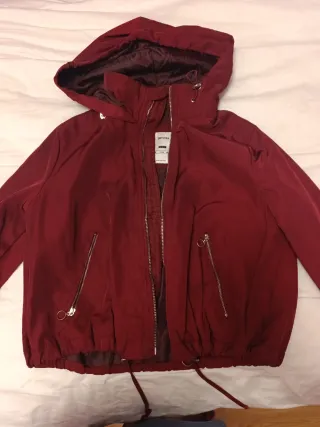 Chaqueta Bershka granate entretiempo impermeable