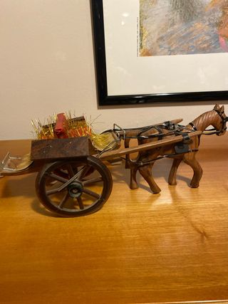 Cavallo in legno con carretto decorativo