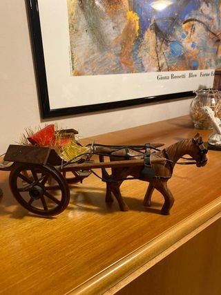 Cavallo in legno con carretto decorativo