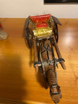 Cavallo in legno con carretto decorativo