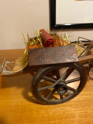 Cavallo in legno con carretto decorativo