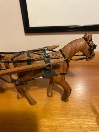 Cavallo in legno con carretto decorativo