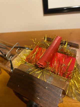 Cavallo in legno con carretto decorativo