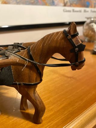 Cavallo in legno con carretto decorativo