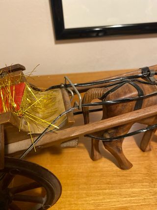 Cavallo in legno con carretto decorativo