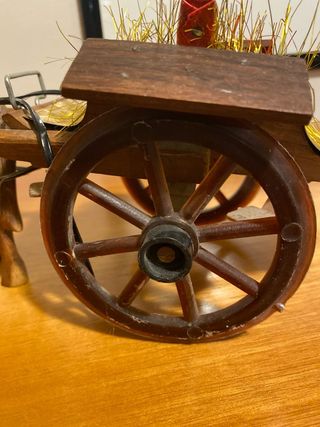 Cavallo in legno con carretto decorativo