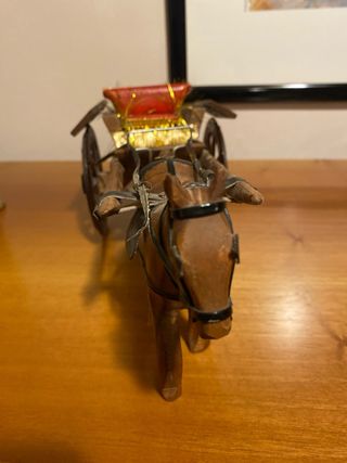 Cavallo in legno con carretto decorativo