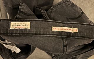 Pantalón Levi's 720 High Rise Gris