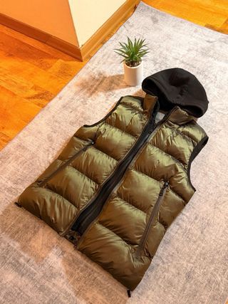 Gilet imbottito con cappuccio