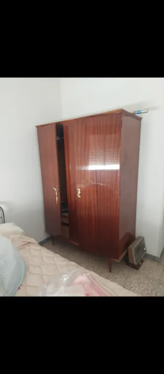 Armario antiguo de madera