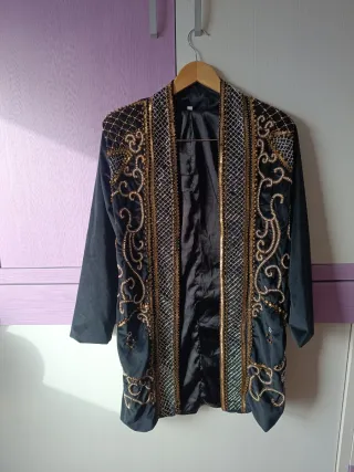 Chaqueta fiesta negra y dorada.