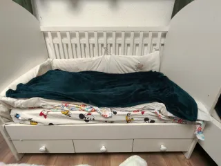 Cuna blanca Ikea con cajones sin colchón.