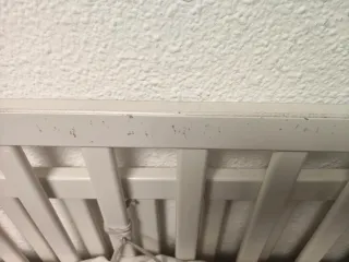 Cuna blanca Ikea con cajones sin colchón.