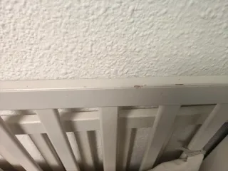 Cuna blanca Ikea con cajones sin colchón.