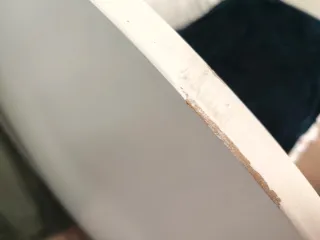 Cuna blanca Ikea con cajones sin colchón.