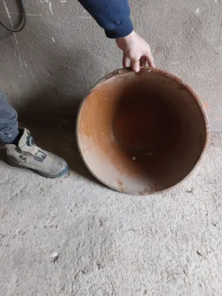 Tinaja antigua de barro