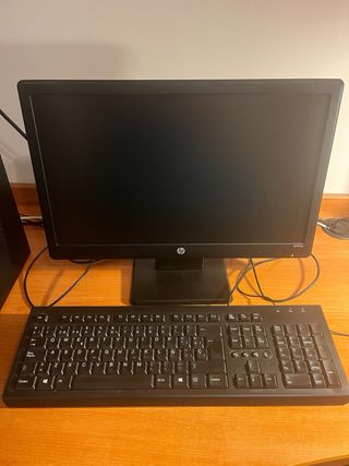 PC HP Negro con Monitor, Teclado y Ratón