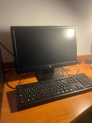 PC HP Negro con Monitor, Teclado y Ratón