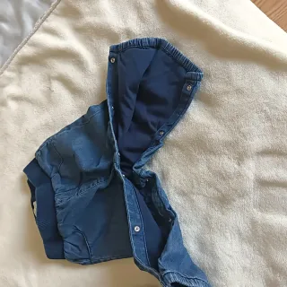 Calça ganga bebé com abertura fácil