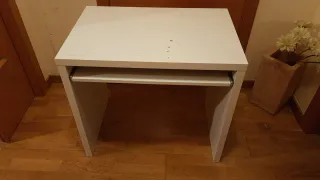Escritorio Blanco Ikea con Bandeja extraible.