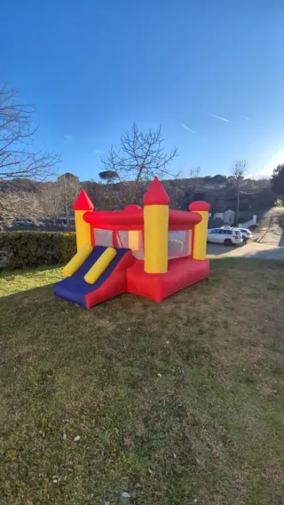 Castillo Hinchable con tobogán.