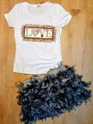 Camiseta blanca y falda de plumas gris