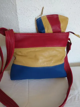 Bolsos de varios colores.