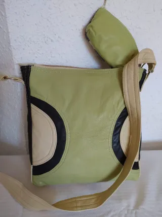 Bolsos de varios colores.